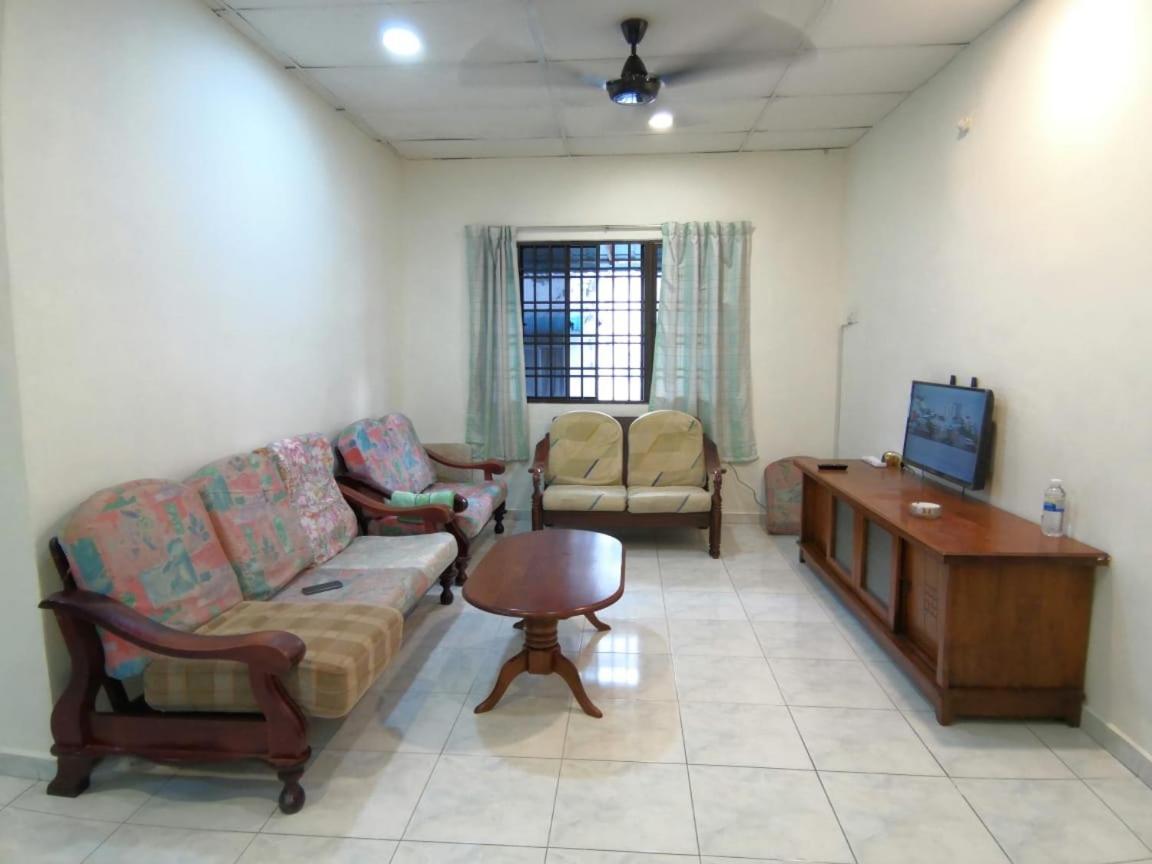 Cosy Homestay Ulu Tiram Extérieur photo